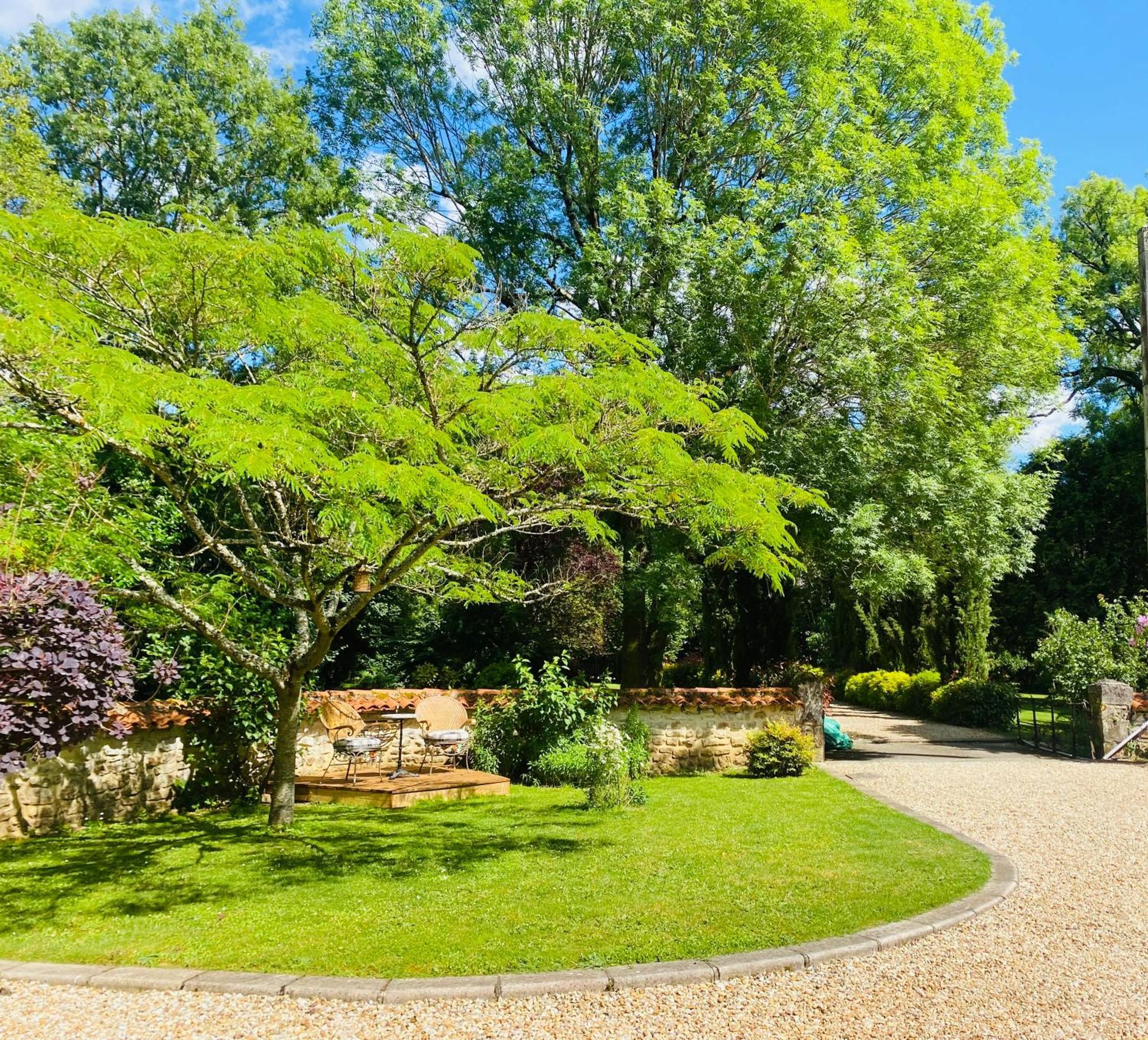 Moulin Du Fontcourt Bed & Breakfast Chasseneuil-sur-Bonnieure Екстериор снимка